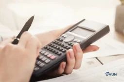 Pessoa usando calculadora para organizar dívidas e analisar opções do Desenrola Brasil.