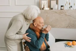 Couple de retraités découvrant leurs droits à l’ASPA.
