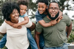 Famille avec deux enfants bénéficiant des allocations familiales.