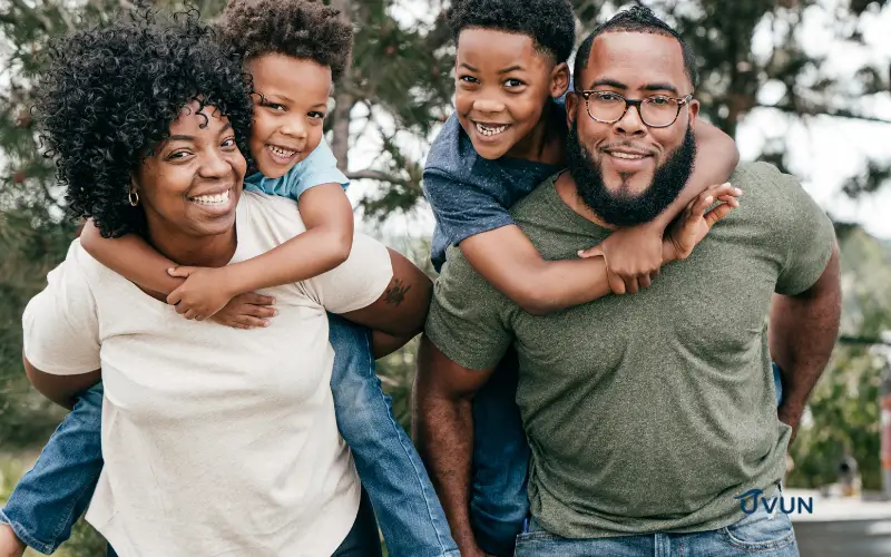 Famille avec deux enfants bénéficiant des allocations familiales.