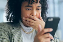Femme inquiète face aux arnaques financières sur son téléphone