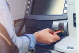 Personne utilisant sa carte à un distributeur avec des frais bancaires.
