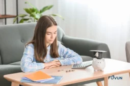 Jeune fille épargnant avec un Livret Jeune.