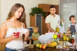 Famille vérifiant ses dépenses avec le soutien du RSA.
