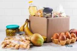 Aide alimentaire avec produits de première nécessité.