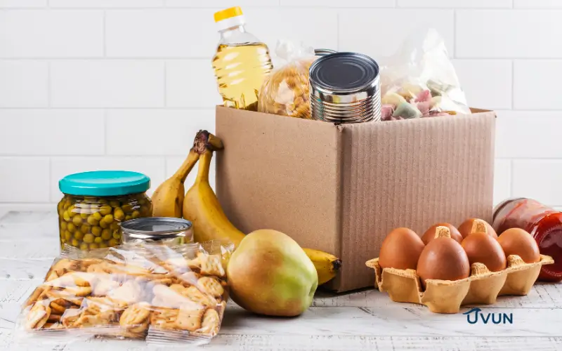 Aide alimentaire avec produits de première nécessité.