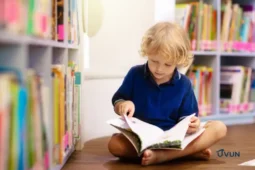Enfant lisant un livre, illustration de l’allocation de rentrée scolaire.