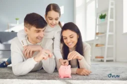 Famille utilisant l’arrondi automatique pour épargner.