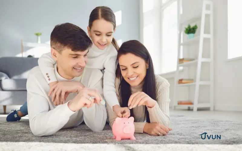 Famille utilisant l’arrondi automatique pour épargner.