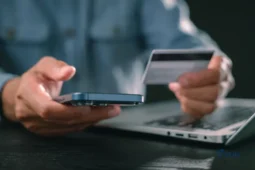 Banque en ligne utilisée avec un smartphone et une carte bancaire.