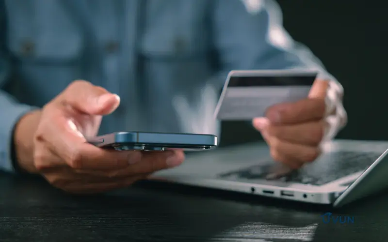 Banque en ligne utilisée avec un smartphone et une carte bancaire.