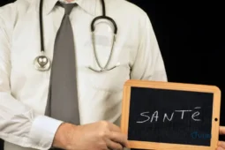 Médecin présentant la complémentaire santé solidaire.