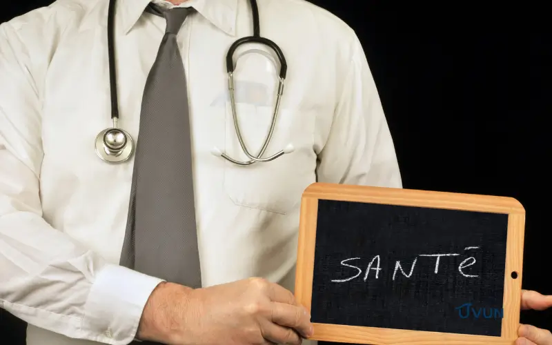Médecin présentant la complémentaire santé solidaire.