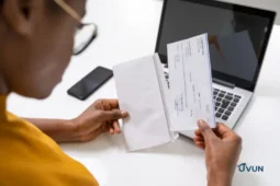 Comprendre sa fiche de paie devant un ordinateur