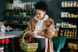 Femme faisant ses courses petit budget dans une épicerie