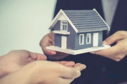 Épargne logement avec une maison miniature