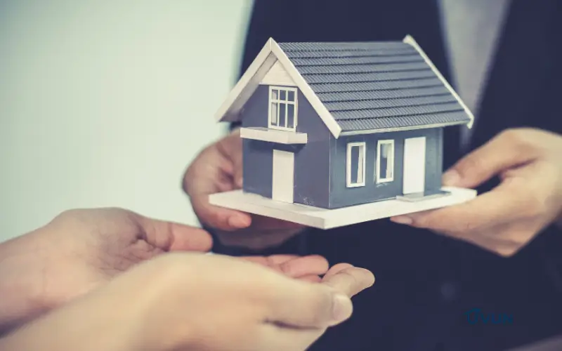 Épargne logement avec une maison miniature