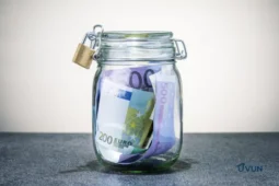 Fonds d'urgence conservé dans un bocal sécurisé.