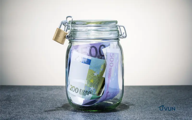 Fonds d'urgence conservé dans un bocal sécurisé.