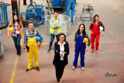 Travailleurs en usine concernés par la prime d'activité.