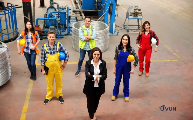 Travailleurs en usine concernés par la prime d'activité.