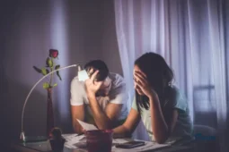 Couple inquiet qui n’arrive plus à payer ses factures.