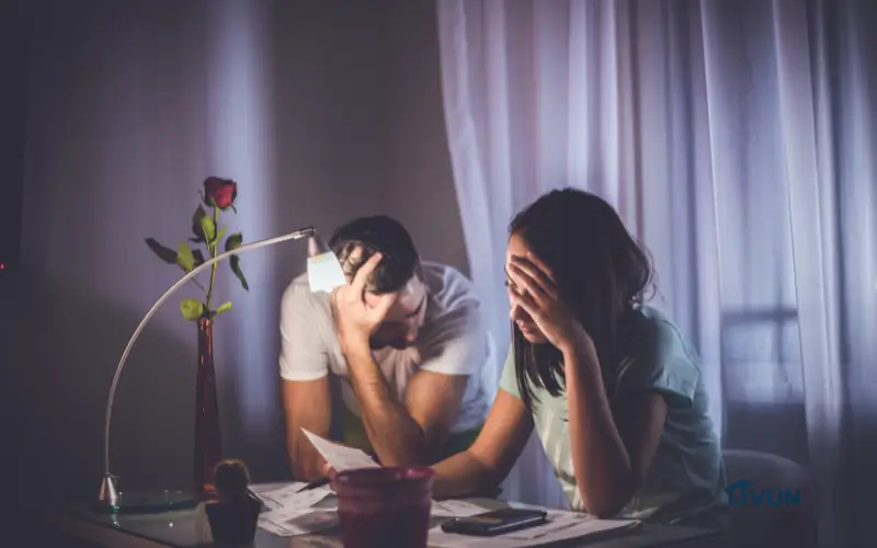 Couple inquiet qui n’arrive plus à payer ses factures.