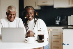 Couple consultant un ordinateur pour préparer sa retraite.